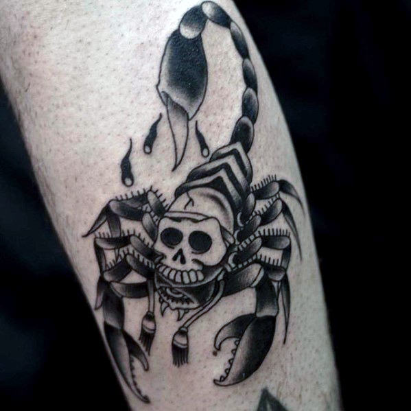 tatuaje clasico escorpion para hombre 56
