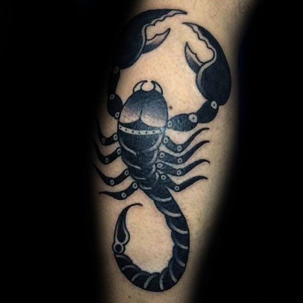 tatuaje clasico escorpion para hombre 57