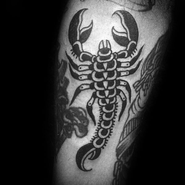 tatuaje clasico escorpion para hombre 59
