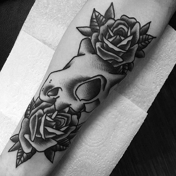 tatuaje clasico flor para hombre 02