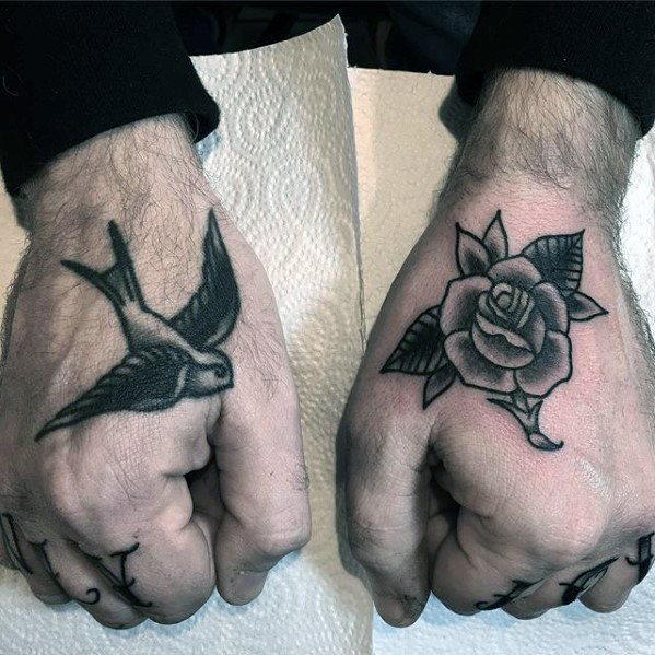 tatuaje clasico flor para hombre 22