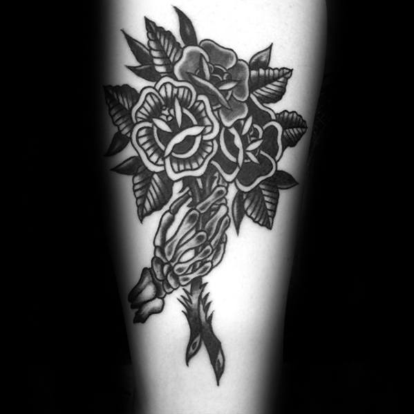 tatuaje clasico flor para hombre 30
