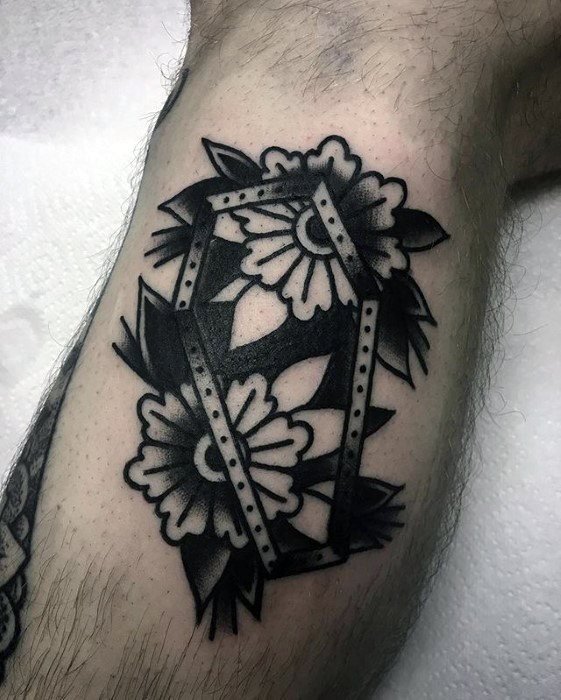 tatuaje clasico flor para hombre 42