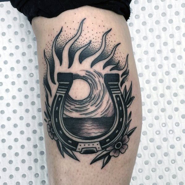 tatuaje clasico herradura caballo para hombre 18