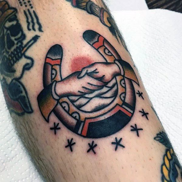 tatuaje clasico herradura caballo para hombre 27