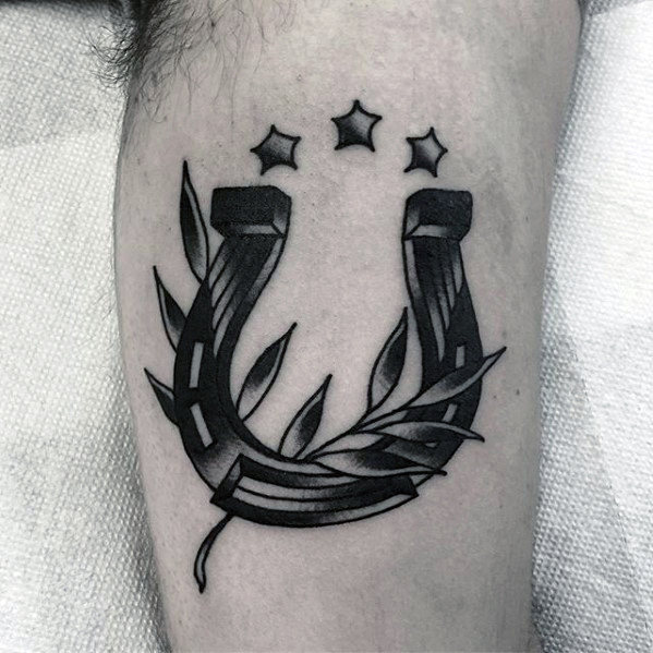 tatuaje clasico herradura caballo para hombre 31
