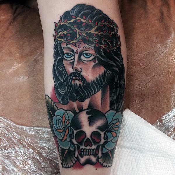 tatuaje clasico jesus para hombre 11