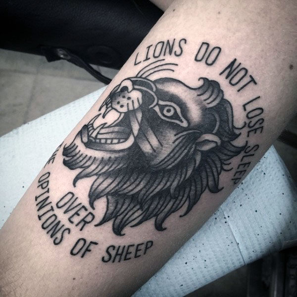 tatuaje clasico leon para hombre 07