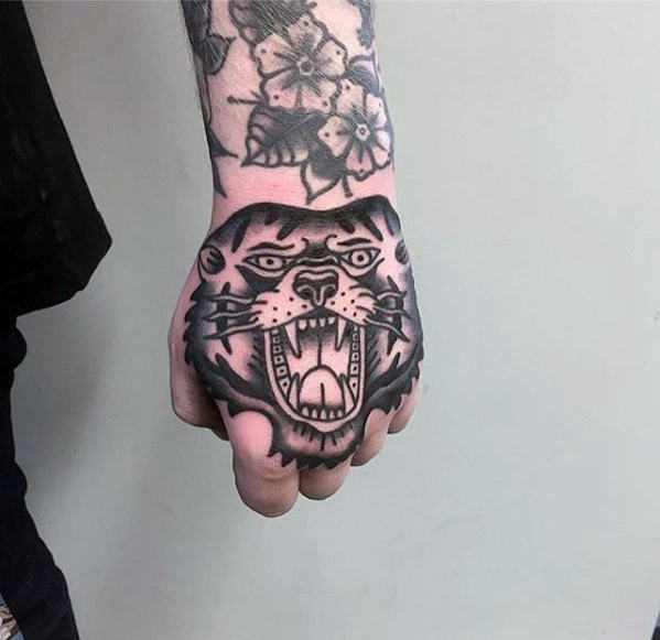 tatuaje clasico mano para hombre 39