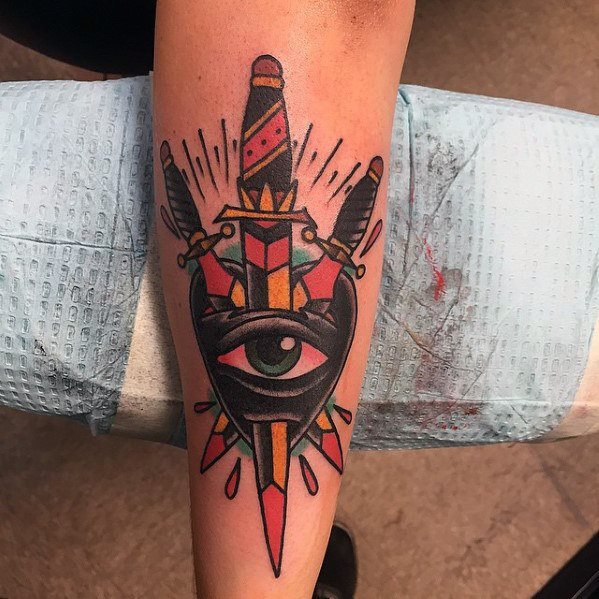 tatuaje clasico ojo para hombre 03