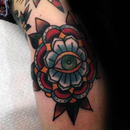 tatuaje clasico ojo para hombre 04