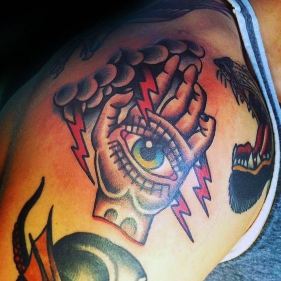 tatuaje clasico ojo para hombre 16
