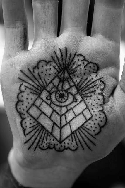 tatuaje clasico ojo para hombre 26