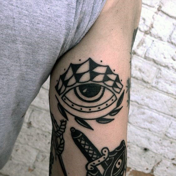 tatuaje clasico ojo para hombre 43