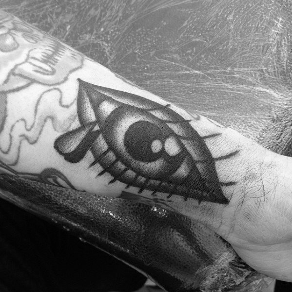 tatuaje clasico ojo para hombre 48