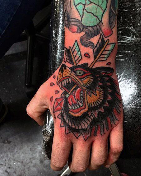 tatuaje clasico oso para hombre 21