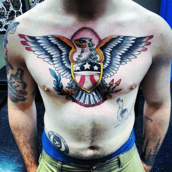tatuaje clasico pecho para hombre 34