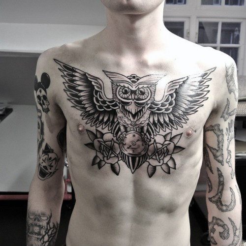 tatuaje clasico pecho para hombre 38