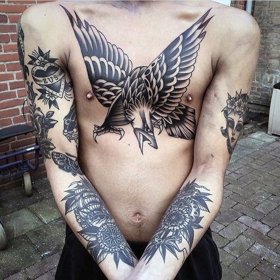 tatuaje clasico pecho para hombre 52