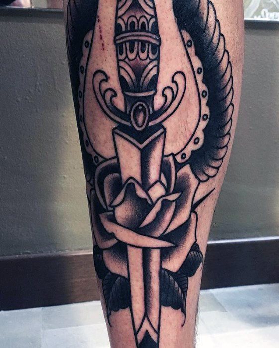 tatuaje clasico pierna para hombre 36