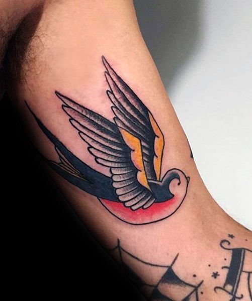tatuaje golondrina old school para hombre 06