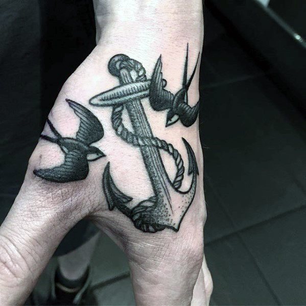 tatuaje golondrina old school para hombre 13