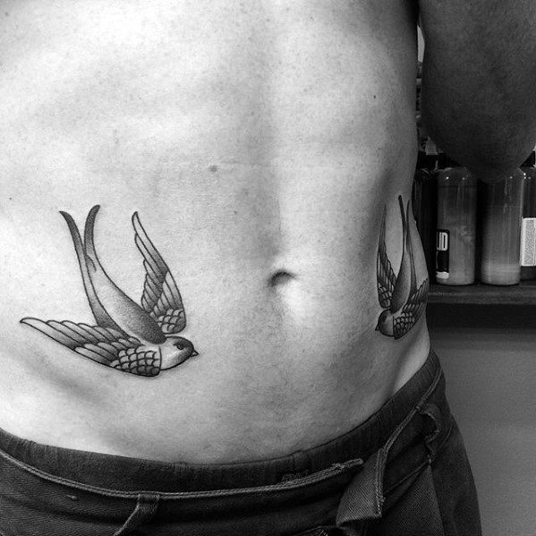 tatuaje golondrina old school para hombre 18