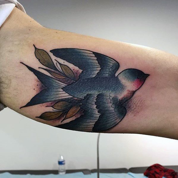 tatuaje golondrina old school para hombre 19