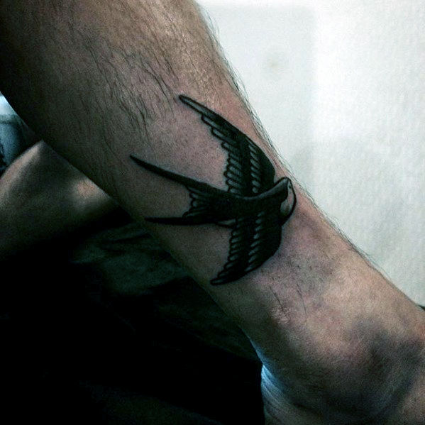 tatuaje golondrina old school para hombre 21