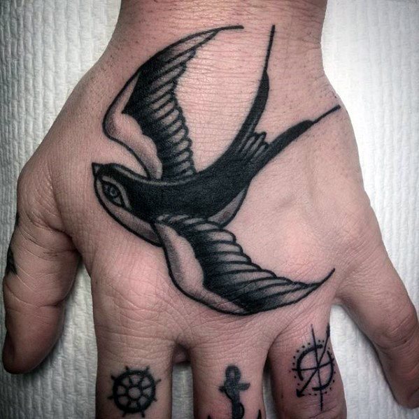 tatuaje golondrina old school para hombre 22