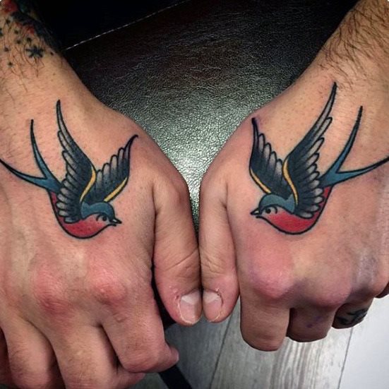 tatuaje golondrina old school para hombre 23