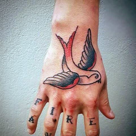 tatuaje golondrina old school para hombre 27