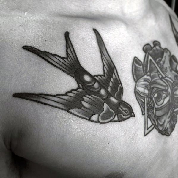 tatuaje golondrina old school para hombre 31