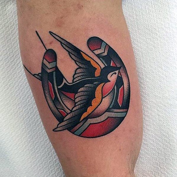 tatuaje golondrina old school para hombre 38