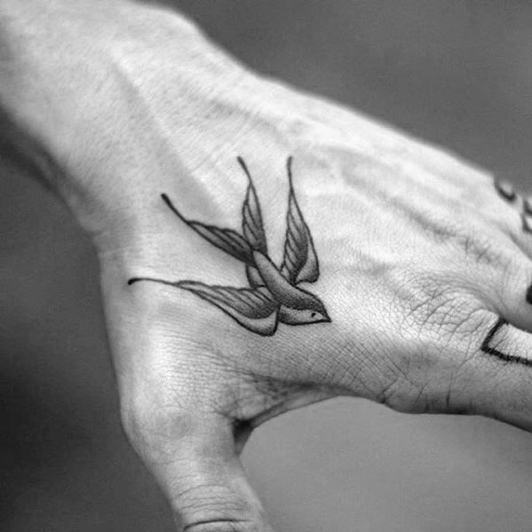 tatuaje golondrina old school para hombre 40