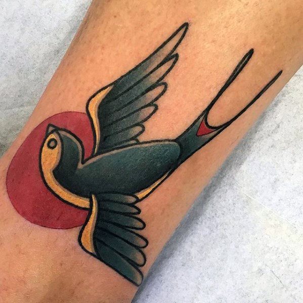 tatuaje golondrina old school para hombre 41