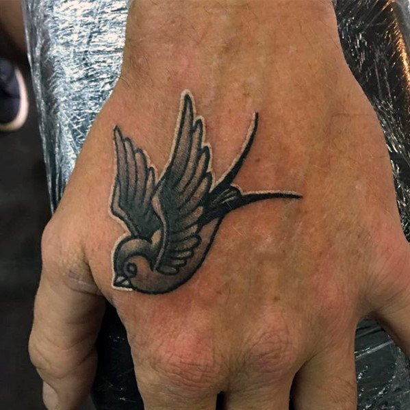 tatuaje golondrina old school para hombre 48