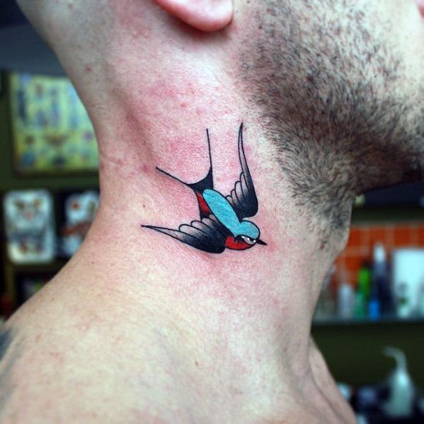 tatuaje golondrina old school para hombre 49