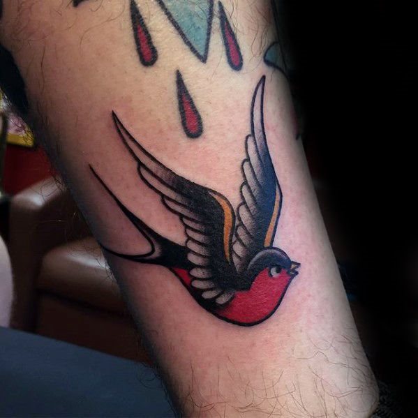 tatuaje golondrina old school para hombre 56