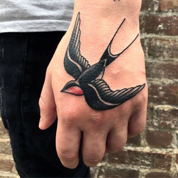tatuaje golondrina old school para hombre 61