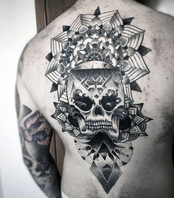 tatuaje increible espalda para hombre 32