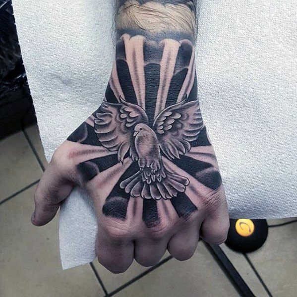 tatuaje increible mano para hombre 11