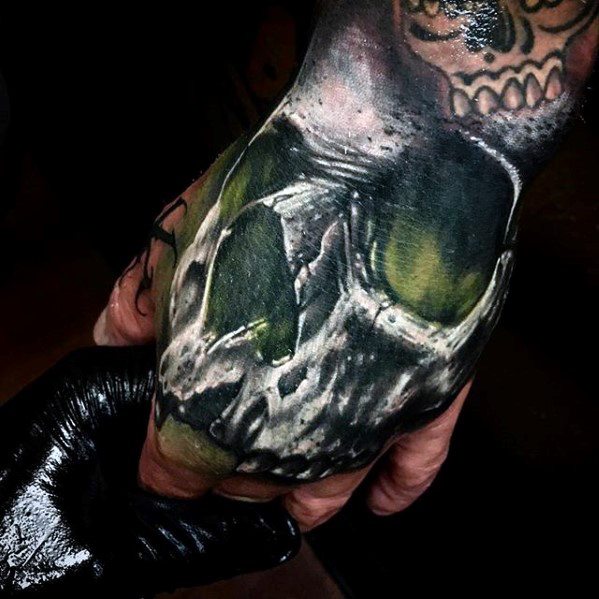 tatuaje increible mano para hombre 12