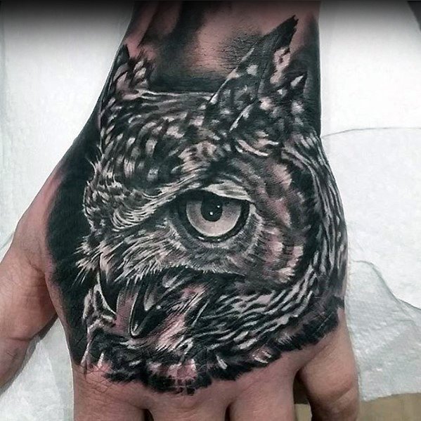 tatuaje increible mano para hombre 13