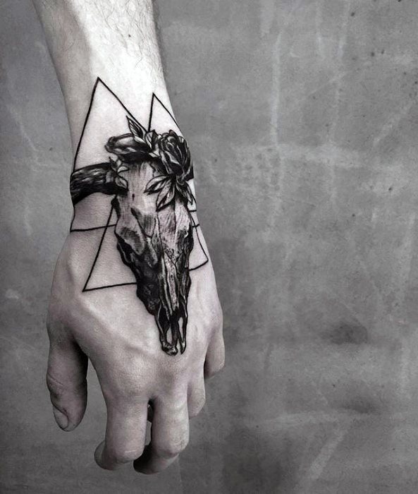 tatuaje increible mano para hombre 16