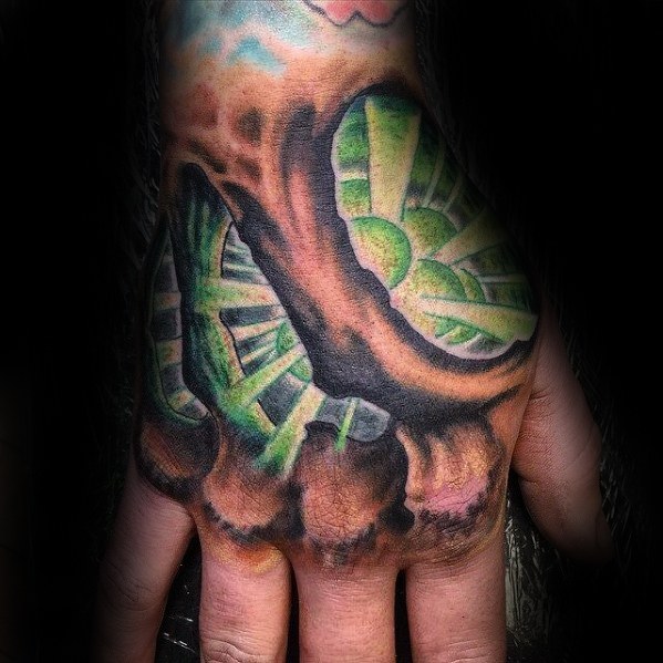 tatuaje increible mano para hombre 17