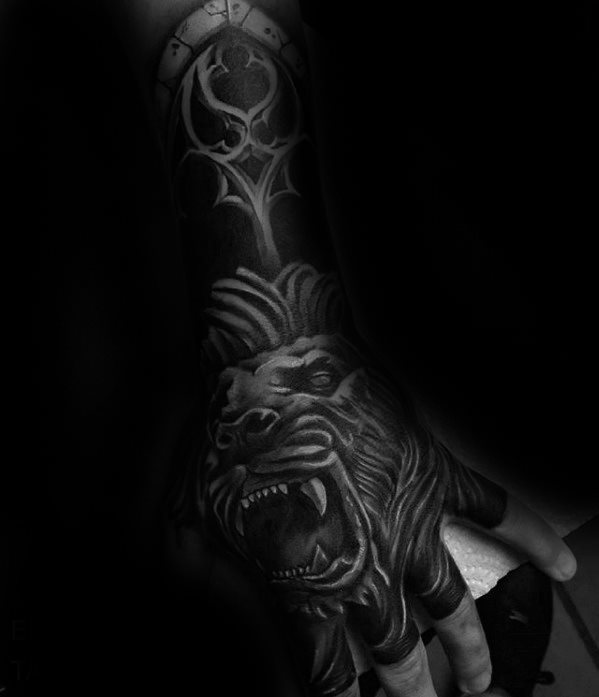 tatuaje increible mano para hombre 22