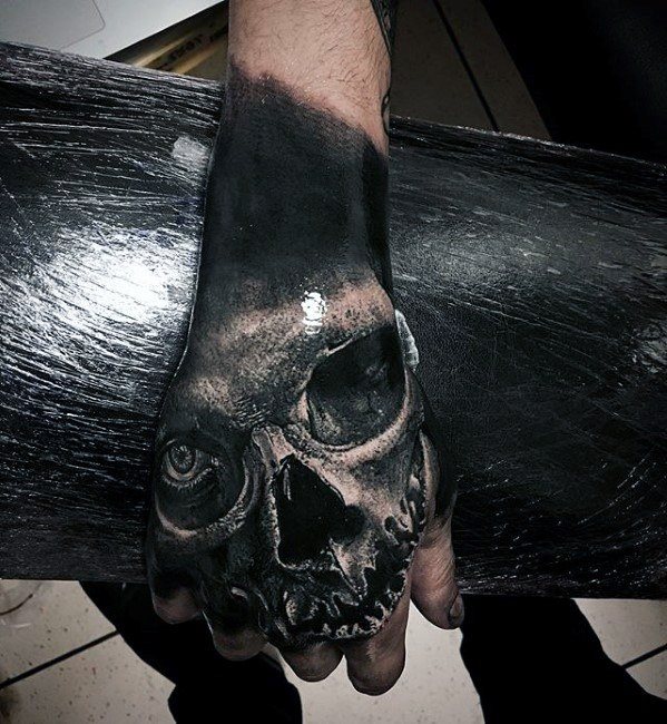 tatuaje increible mano para hombre 24