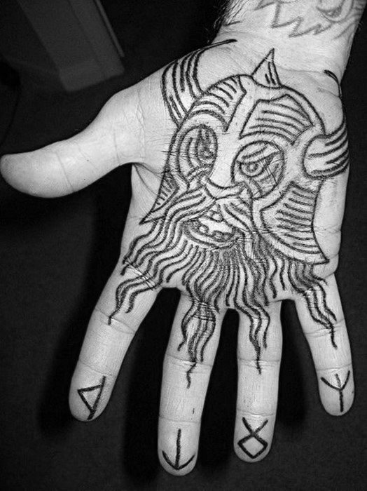 tatuaje increible mano para hombre 30