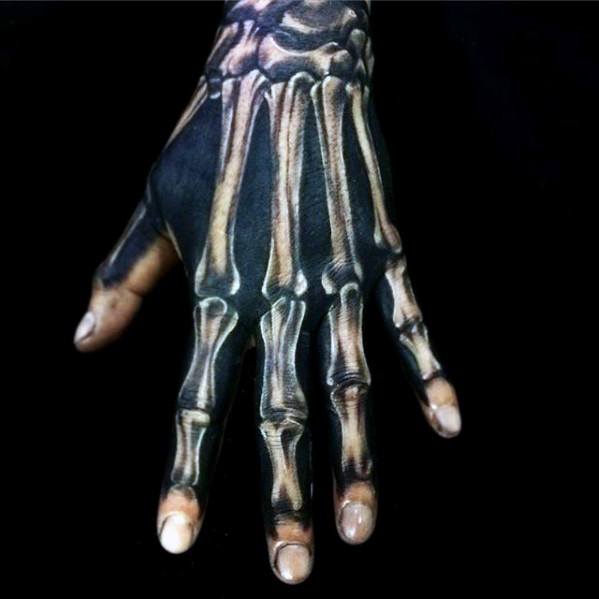 tatuaje increible mano para hombre 32
